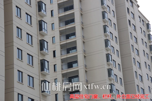 高层住宅的门窗、栏杆、外立面已经完工