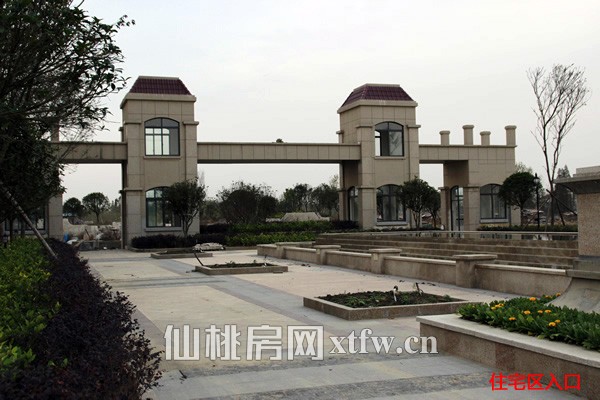 住宅区入口逐渐完善中