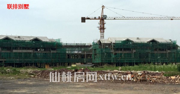 联排别墅正在施工中
