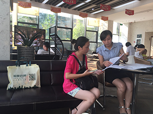 小编陪购第六期：90后孝顺美女返家定居