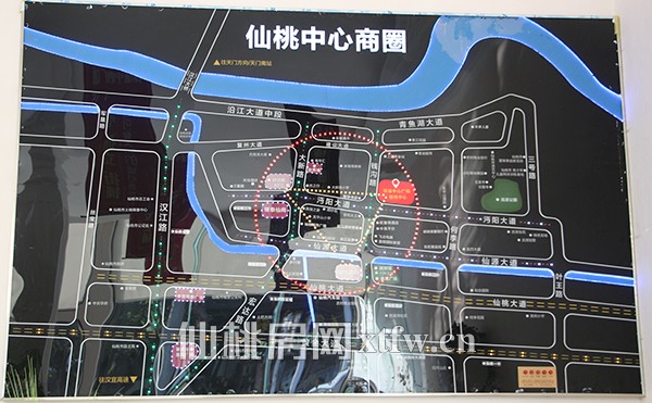 环球中心广场工程进度：正在打桩 做路面清理