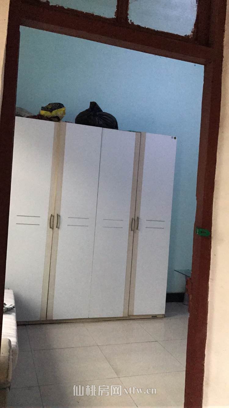 青鱼湖私房，附近有公交站，新八中新水厂