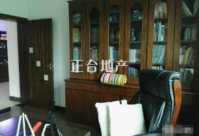 青青家园一期精装房，两证满5！