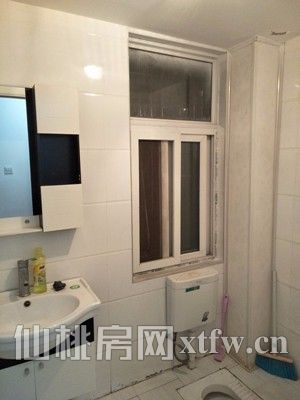 高速公路入口对面，金港湾酒店旁两室一厅