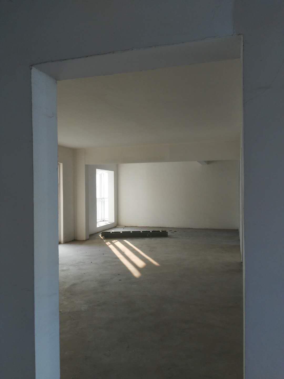 两证齐全毛坯现房，可直接过户！价格美丽哦！