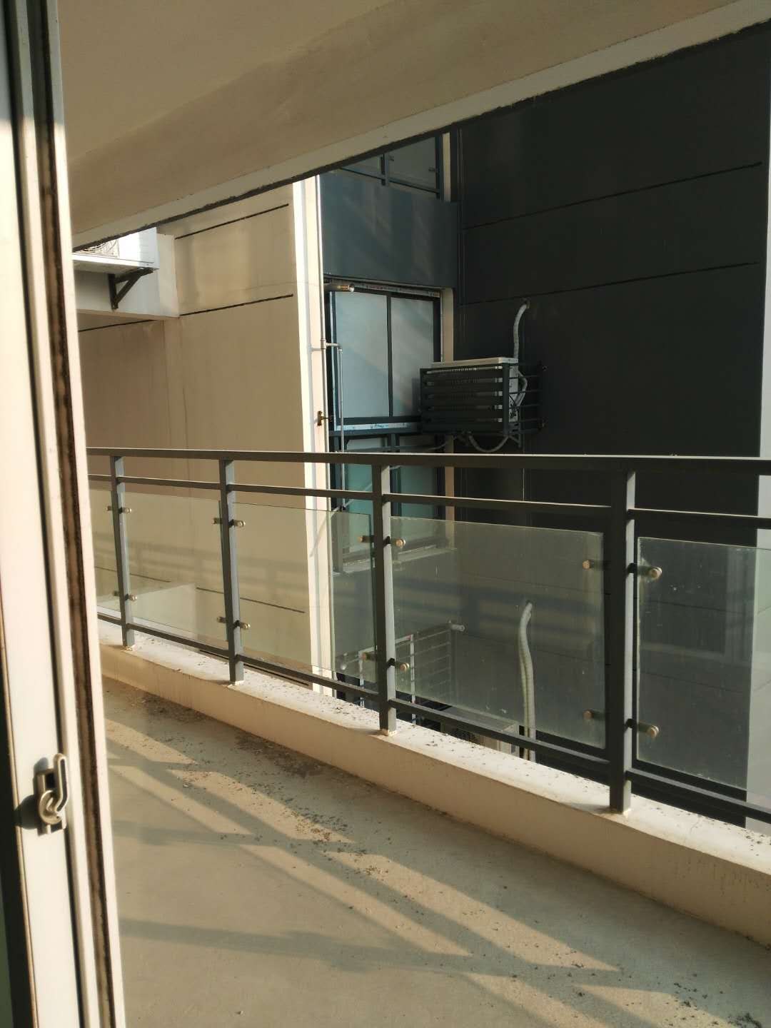 两证齐全毛坯现房，可直接过户！价格美丽哦！