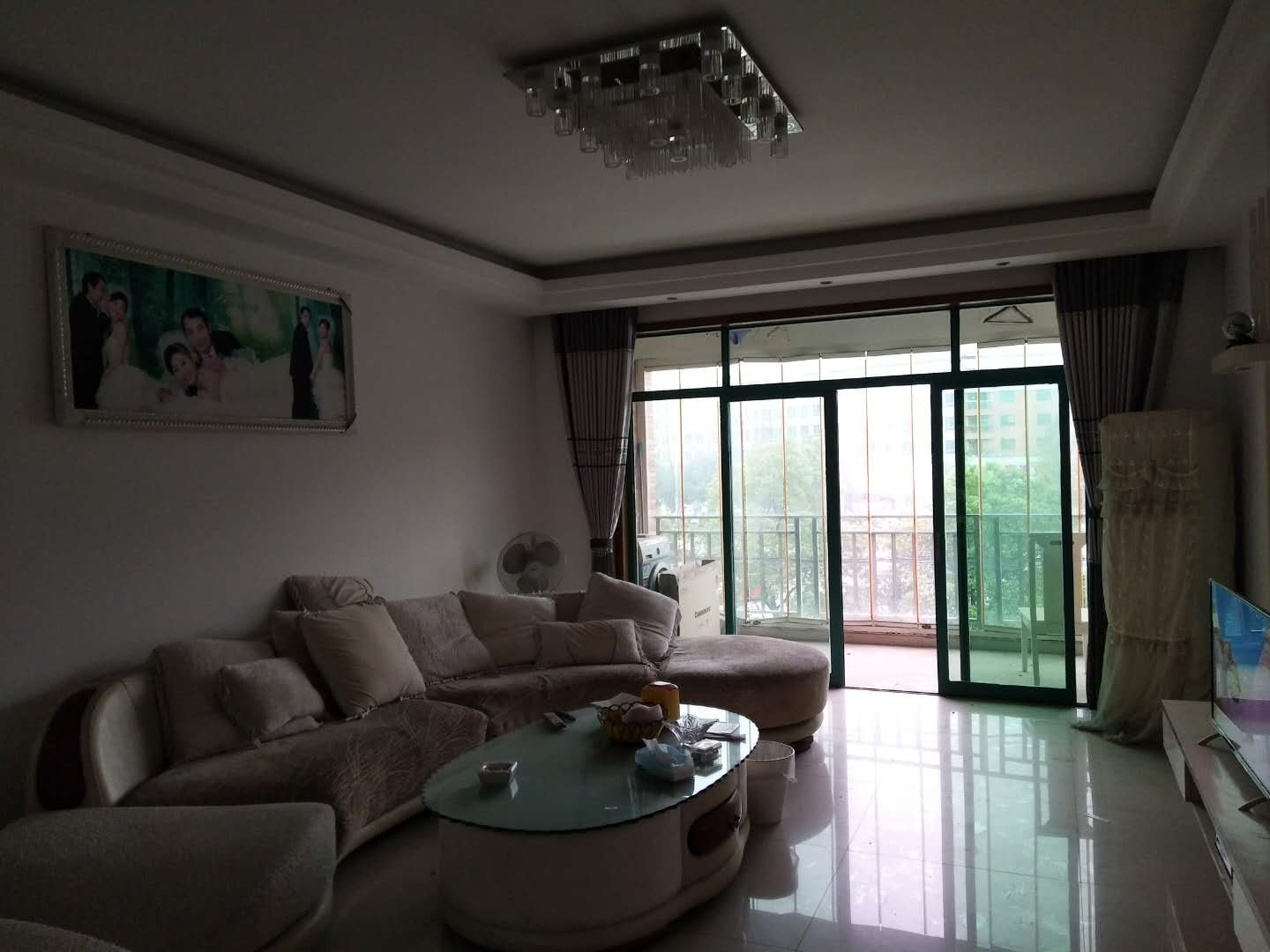  小区，精装三房，楼层好，两证齐全，价格美丽！