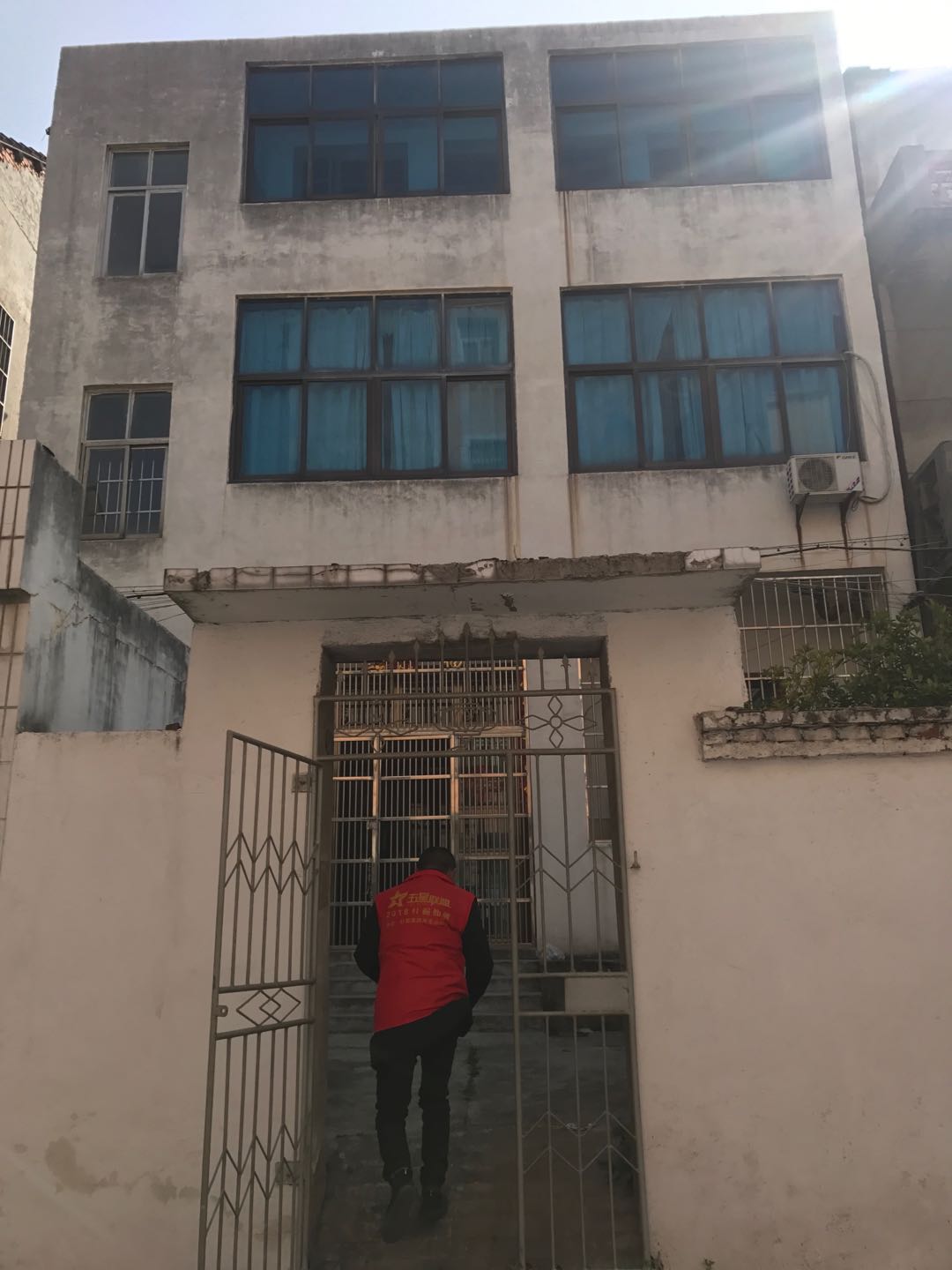 新生街地段400私房，证件齐全，精装修！