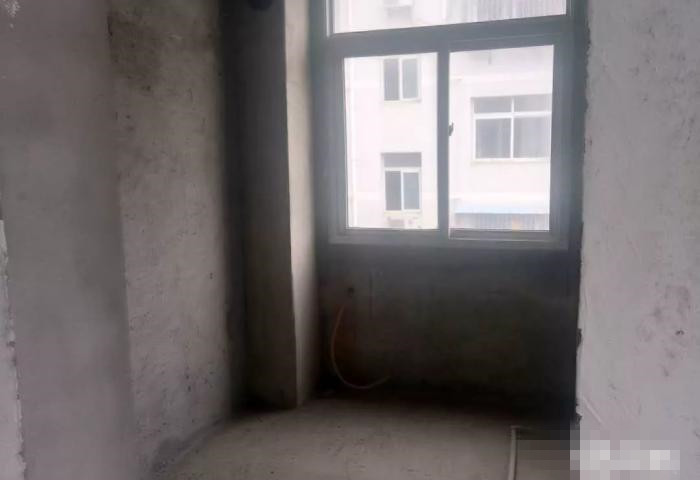 安达小区毛坯大三房，户型好，采光好！