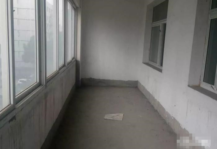 安达小区毛坯大三房，户型好，采光好！