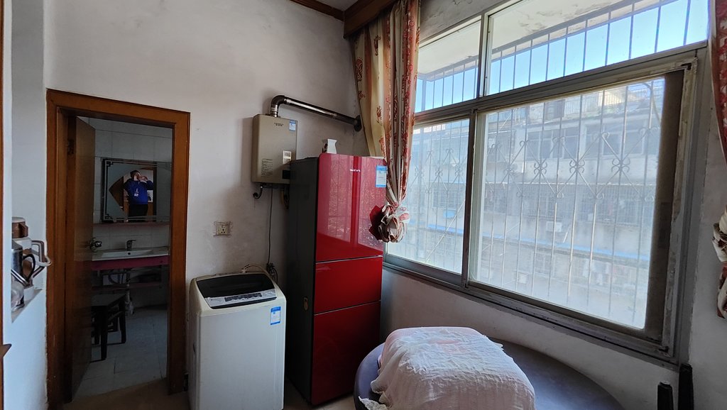 交通路实小仙源旁老检察院宿步梯三楼精装三房有院子能停车无物业管理费拎包即住