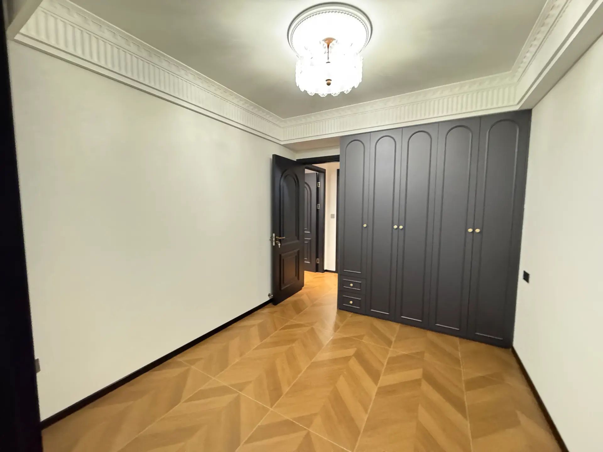 城南，金科，精装三房两卫，三中三小，全新装修，拎包入住！证满二