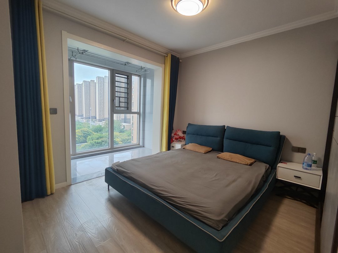 城西仙小附近，紫润尚城精装三房两卫，成色非常新，毛坯价出！