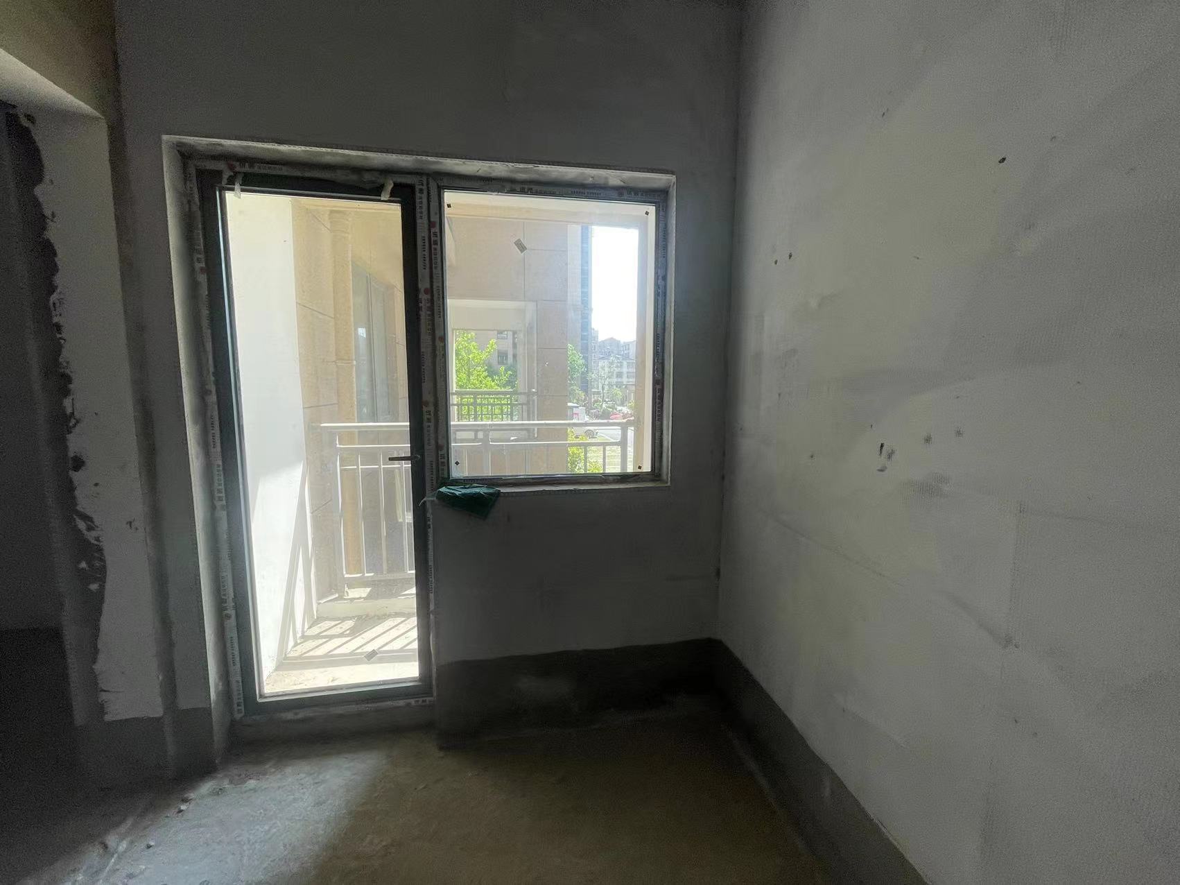 环球毛坯3面采光，单价5500，看房方便，出行方便