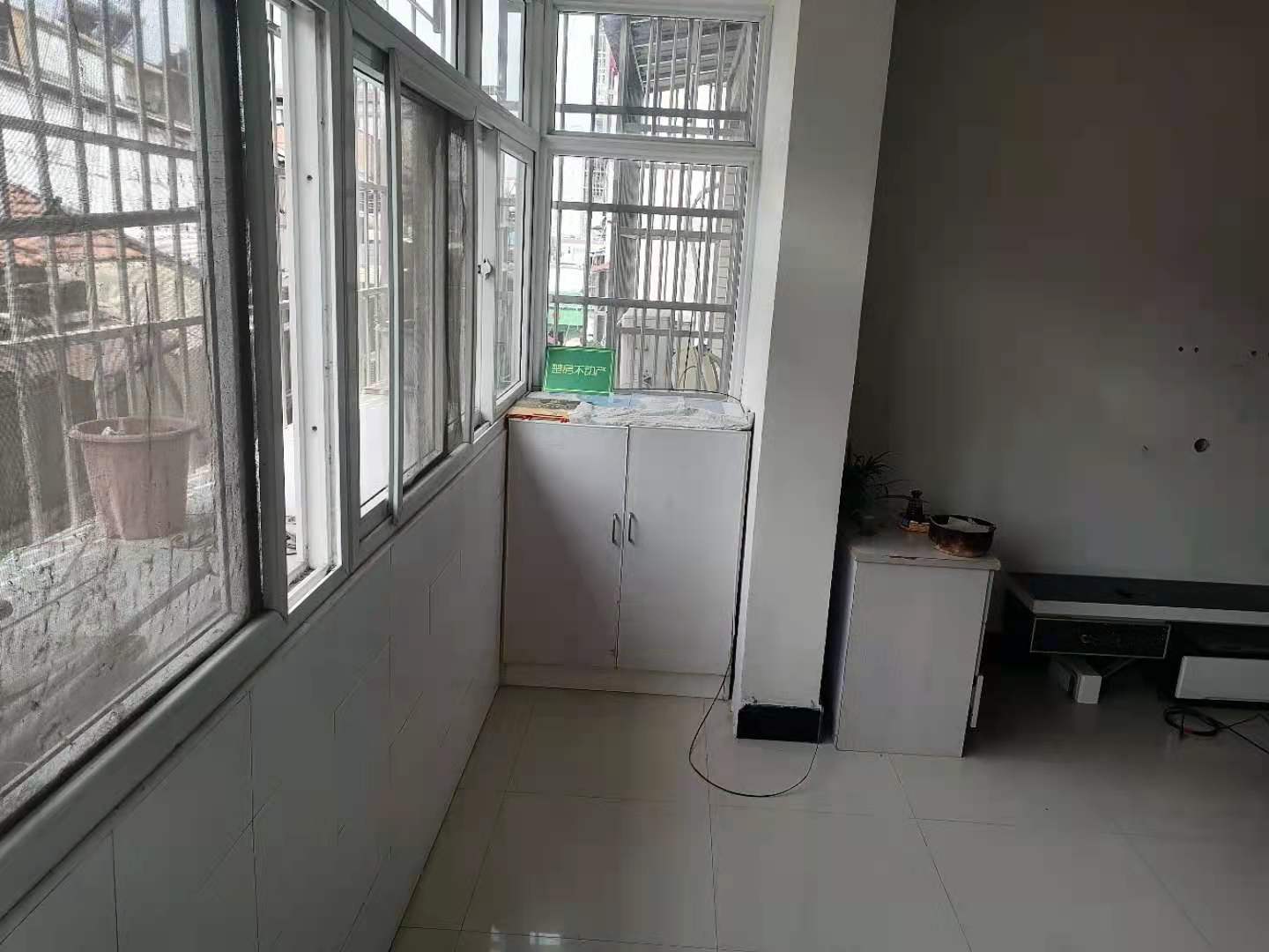 钱沟菜场旁边步梯三楼精装大三房老证诚心出售