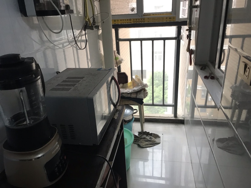 中央华府精装电梯小高层，三室两厅两卫，证满二，家电齐全