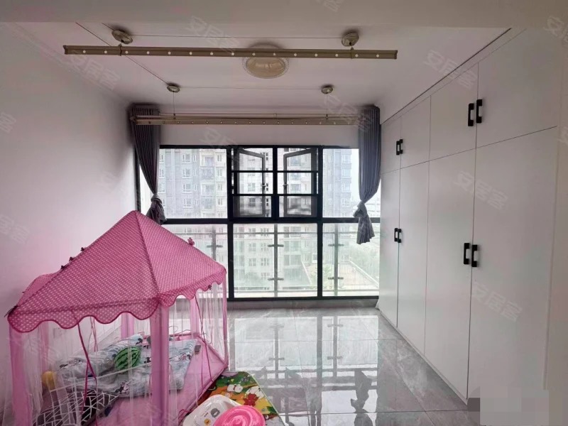 城东，一中旁，精装3房，电梯小高层，中间楼层，装修成色9.9成新