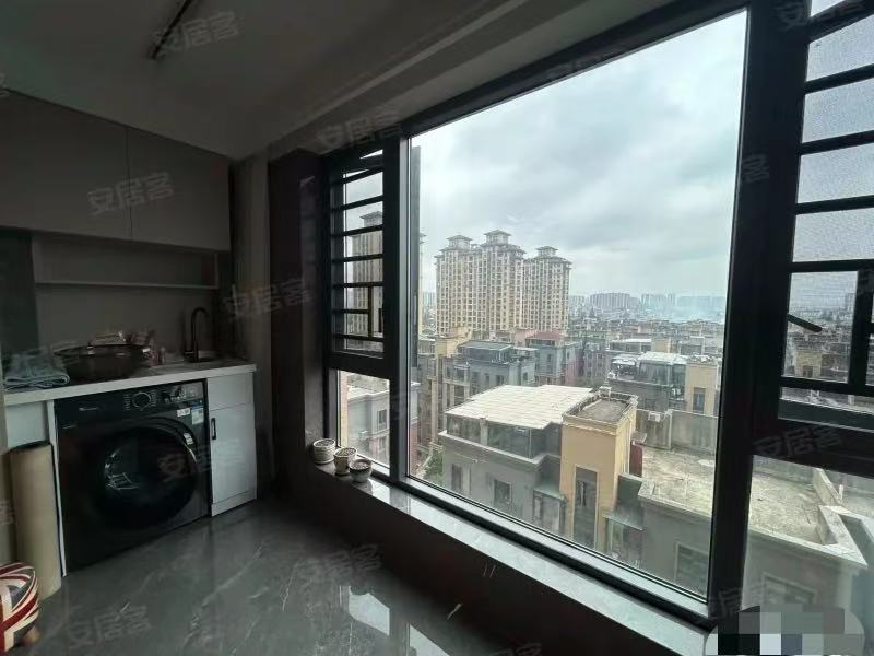 捡漏，绿地香格里拉，精装好楼层，三开间朝南，开放式厨房加导台，全屋中央空调，大落地窗