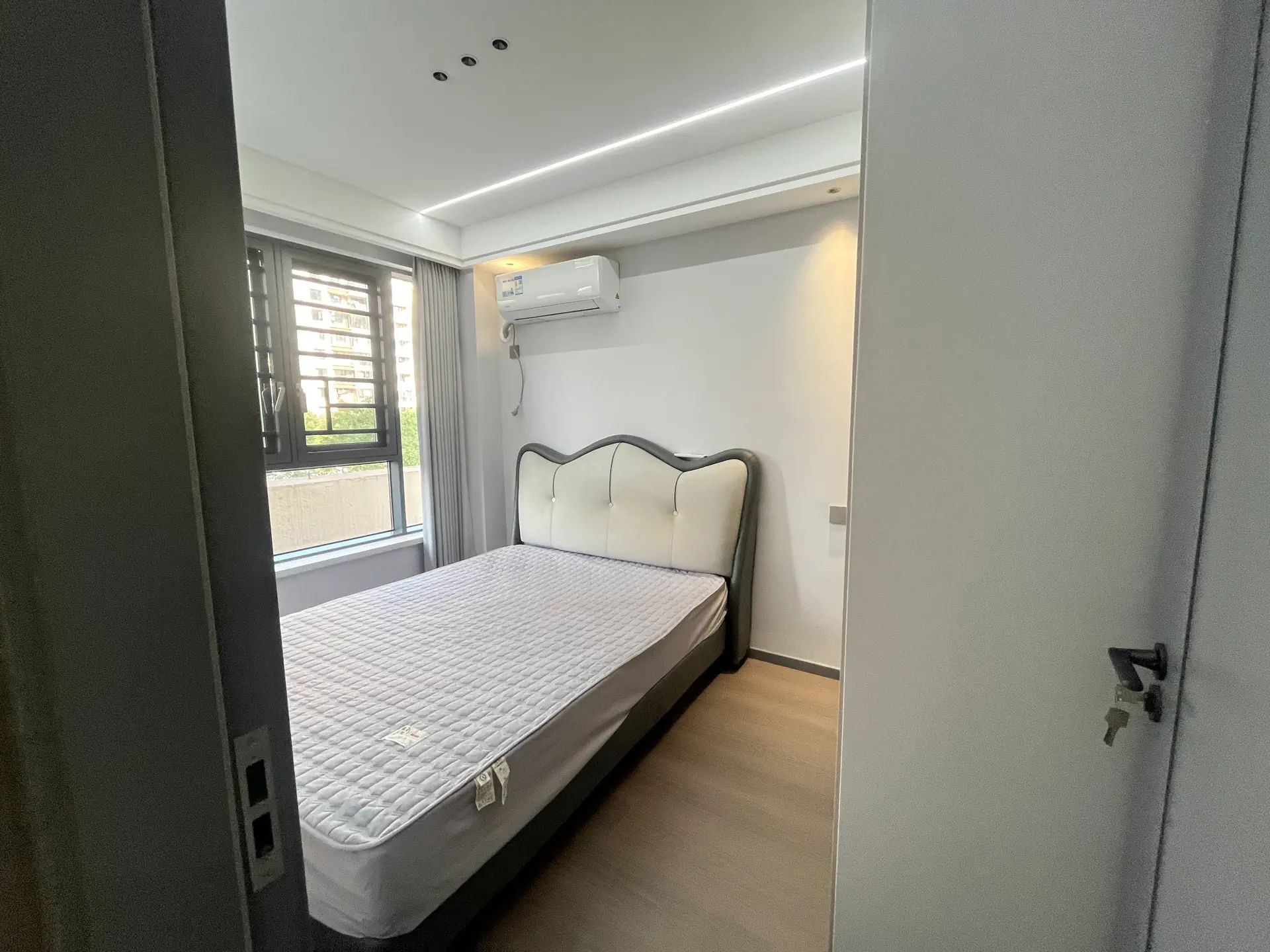 城南，荣怀二楼，带大露台，精装三房两厅两卫，证满二，南北通透