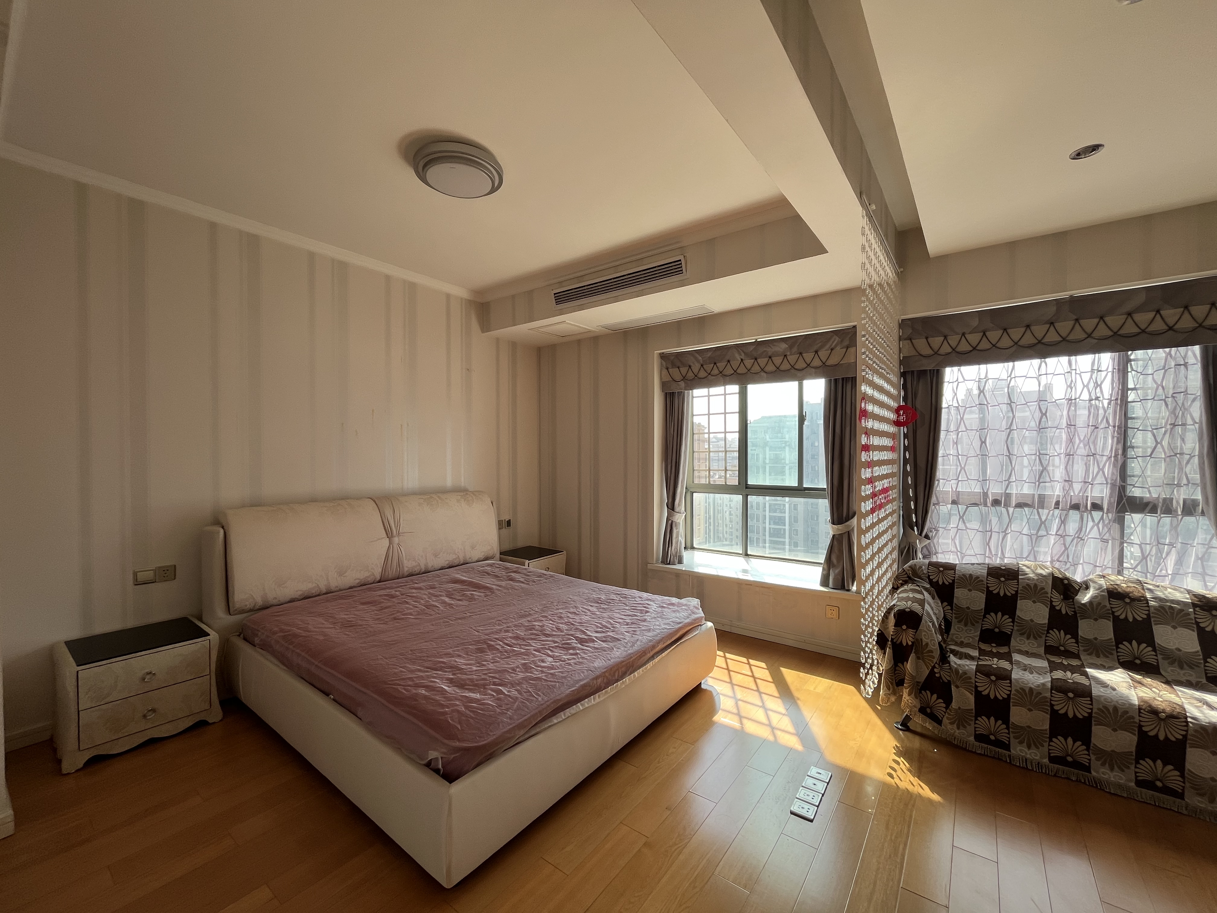 亿美国际公馆全新装修好楼层房东急售