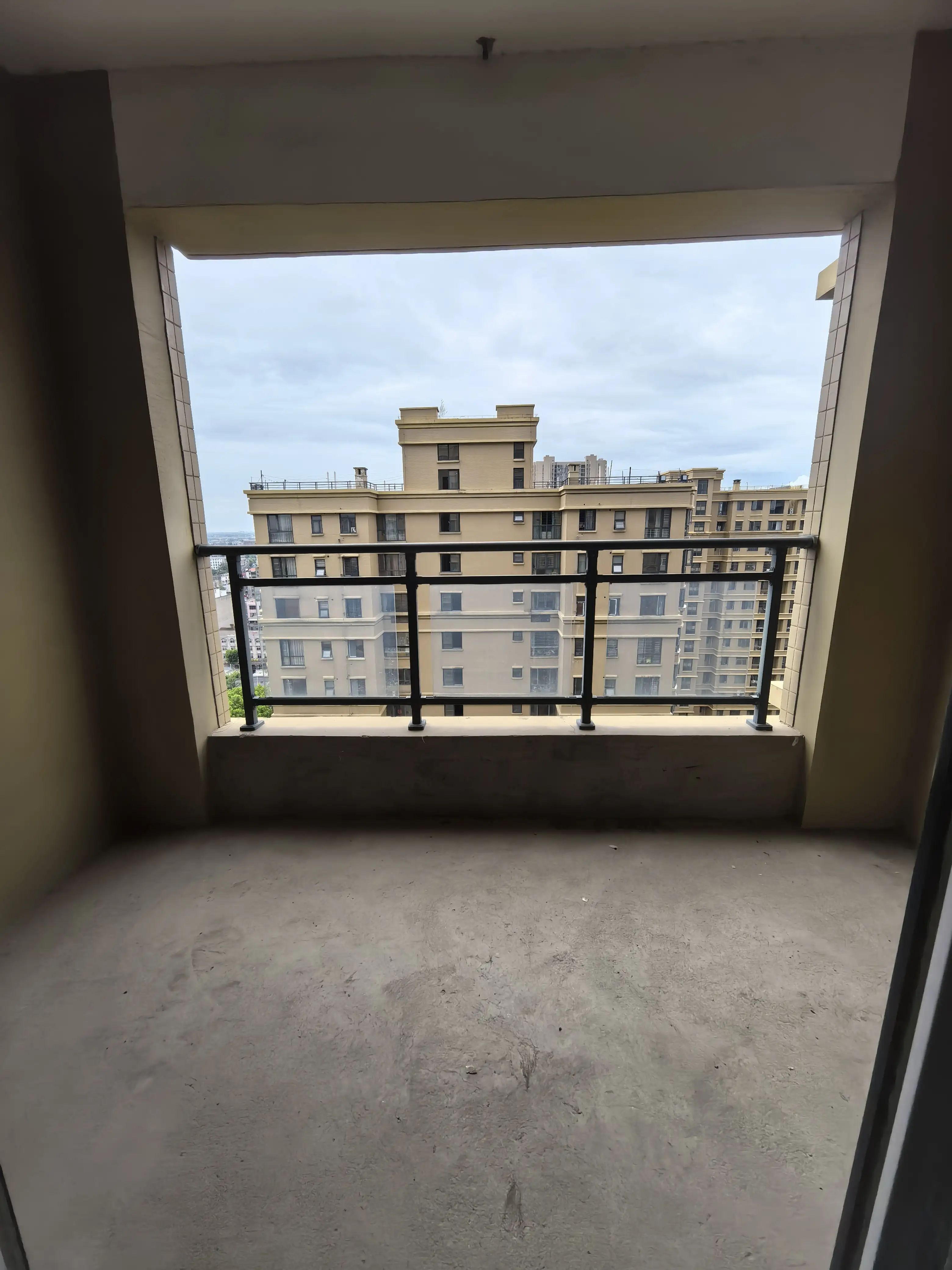 城东四中旁发财楼层经典大两房，刘潭公园旁边公园世家毛坯3400单价