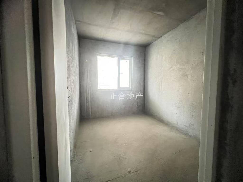 急售，城南朝阳丽景，毛坯大三房，中间楼层，采光视野好户型方正南北通透