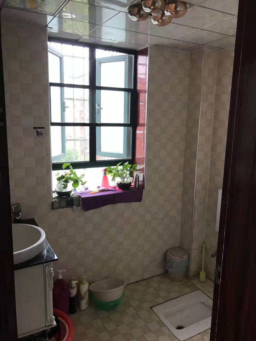 城南精装步梯4楼，看房方便，带地下室精装修