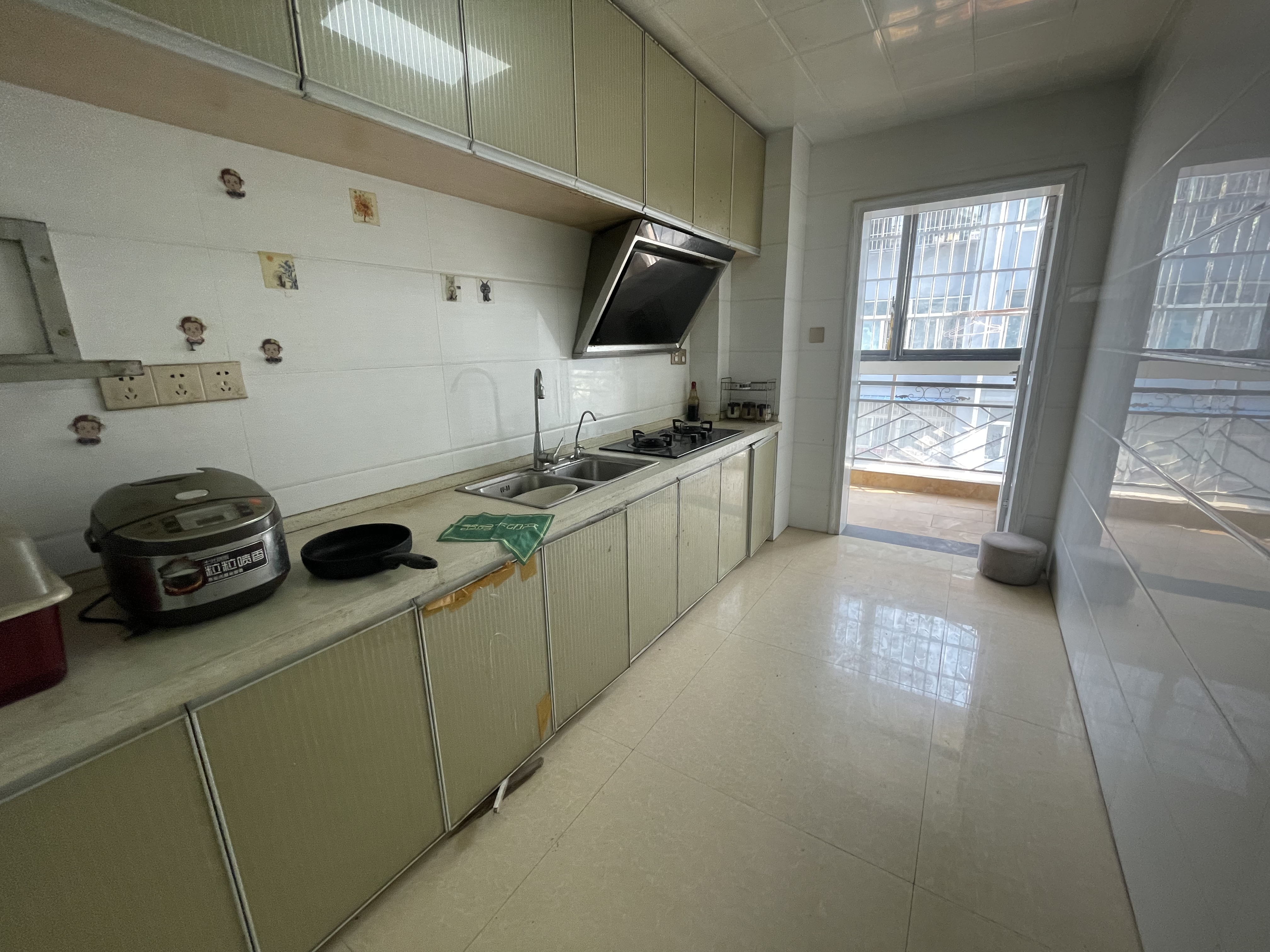 恒迪建材市场大三房拎包入住方便看房家里保养的很好