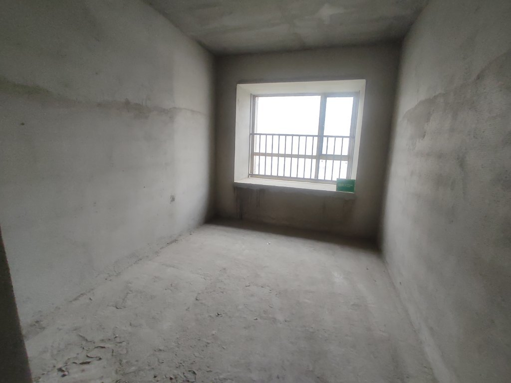 御湖世家毛坯三房单嫁4000多送车位