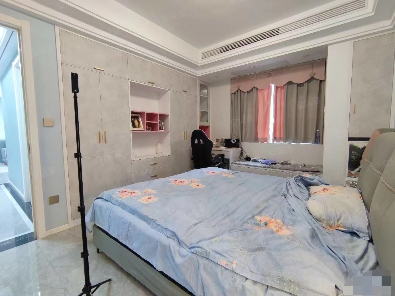 13，业主亏本急售，绿地香格里拉，中间楼层，基本未住，精装三房，证满二