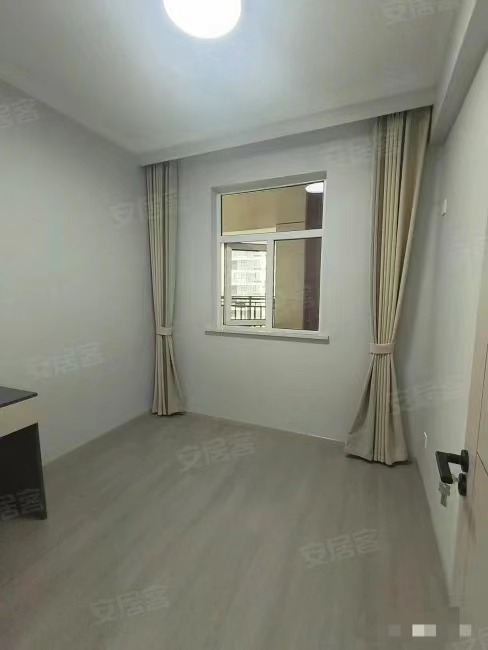 亏本出。风和日丽，全新装修，精装三房，两证齐全，下楼就是实验xiao学和新三中，