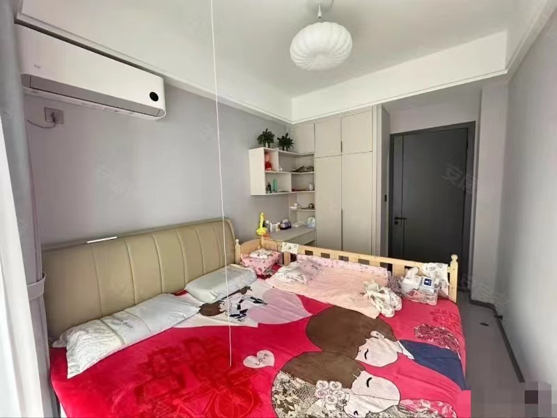 风和日丽，全新装修婚房，精装4房2卫，送车位，9.5成新，好楼层，新三中