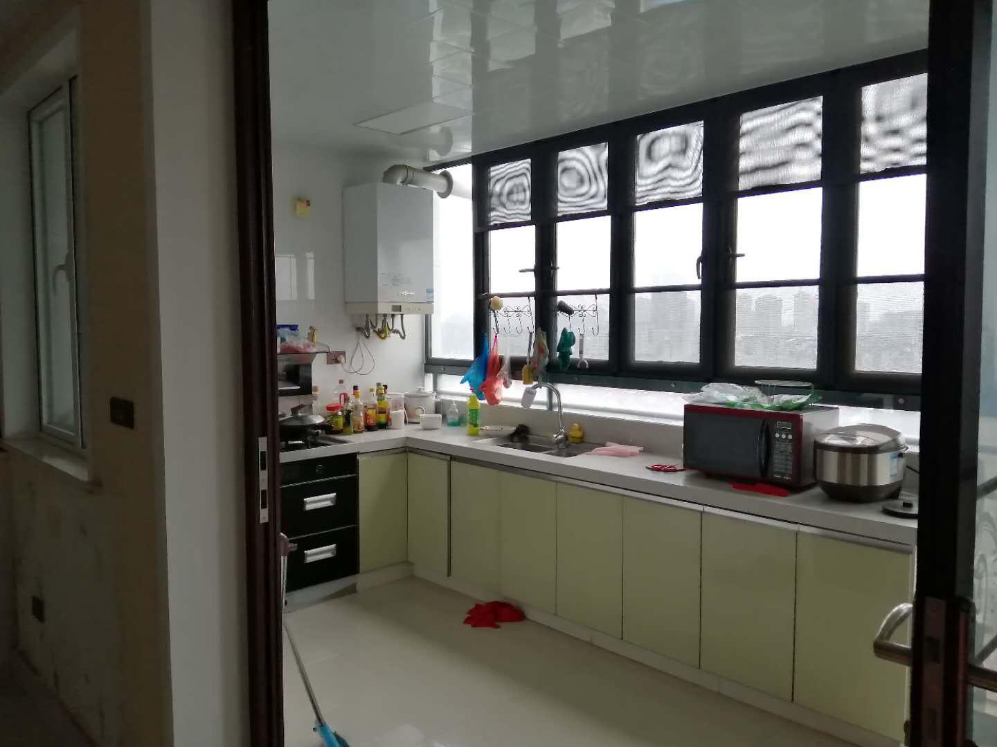 紫禁城精装大三房，客厅餐厅也超大，电梯好楼层