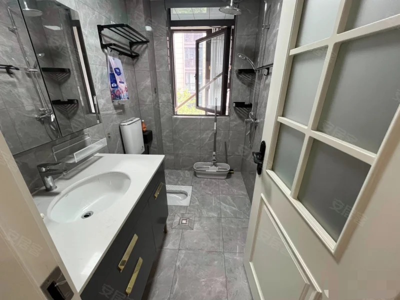 绿地香格里拉，电梯洋房，9成新，精装三房两卫，好楼层，证满二