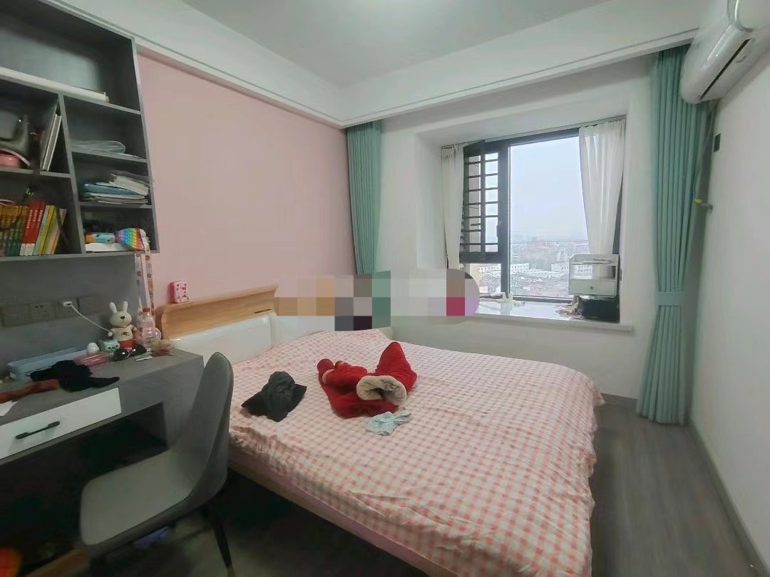 296，房东诚心出售，御湖世家，精装大三房，单价5字开头，装修成色新，中间好楼层