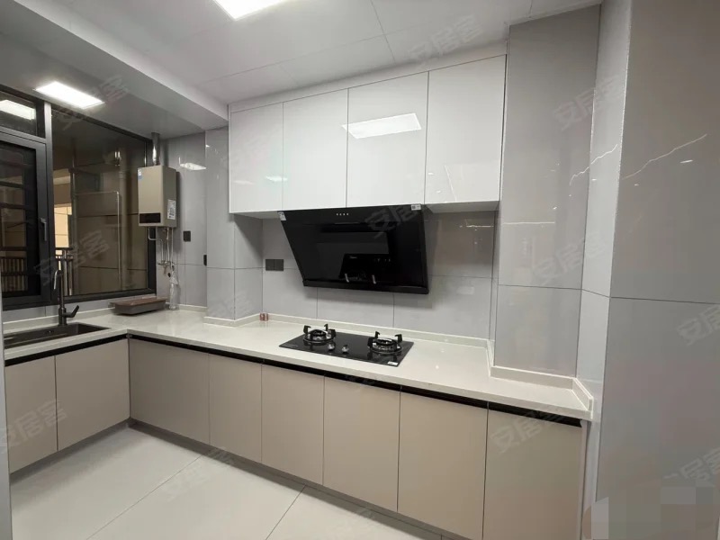 城南，御湖世家，全新装修，精装三房，一天未住，电梯中间好楼层，证满二