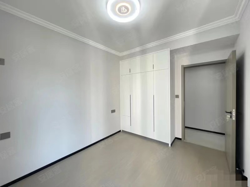 降价了，房东急售，城南福星城，全新装修。电梯中层，送30平大阳台，南北通透