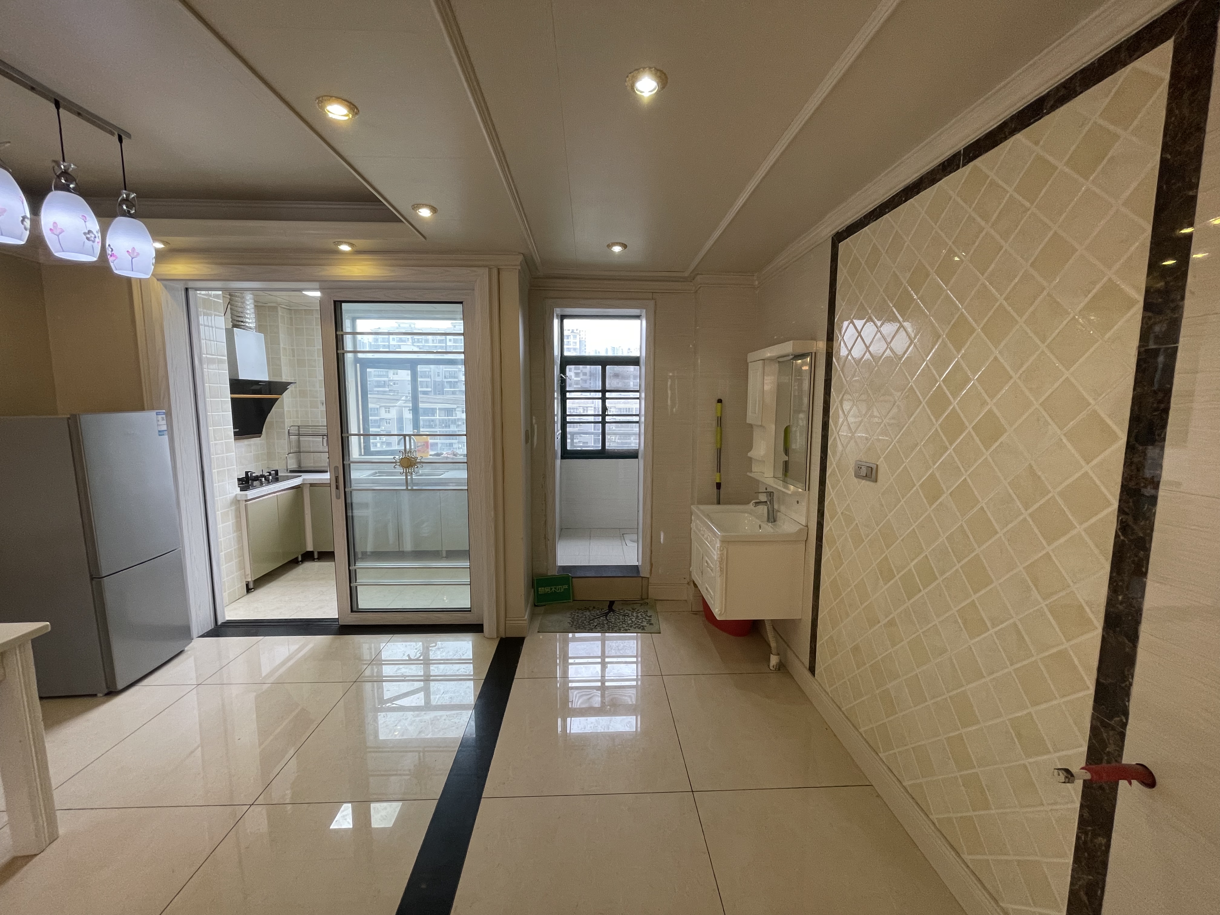 实验叁晓门口，新城一号，精装三房，南北通透，证件满二，成色新，看房方便