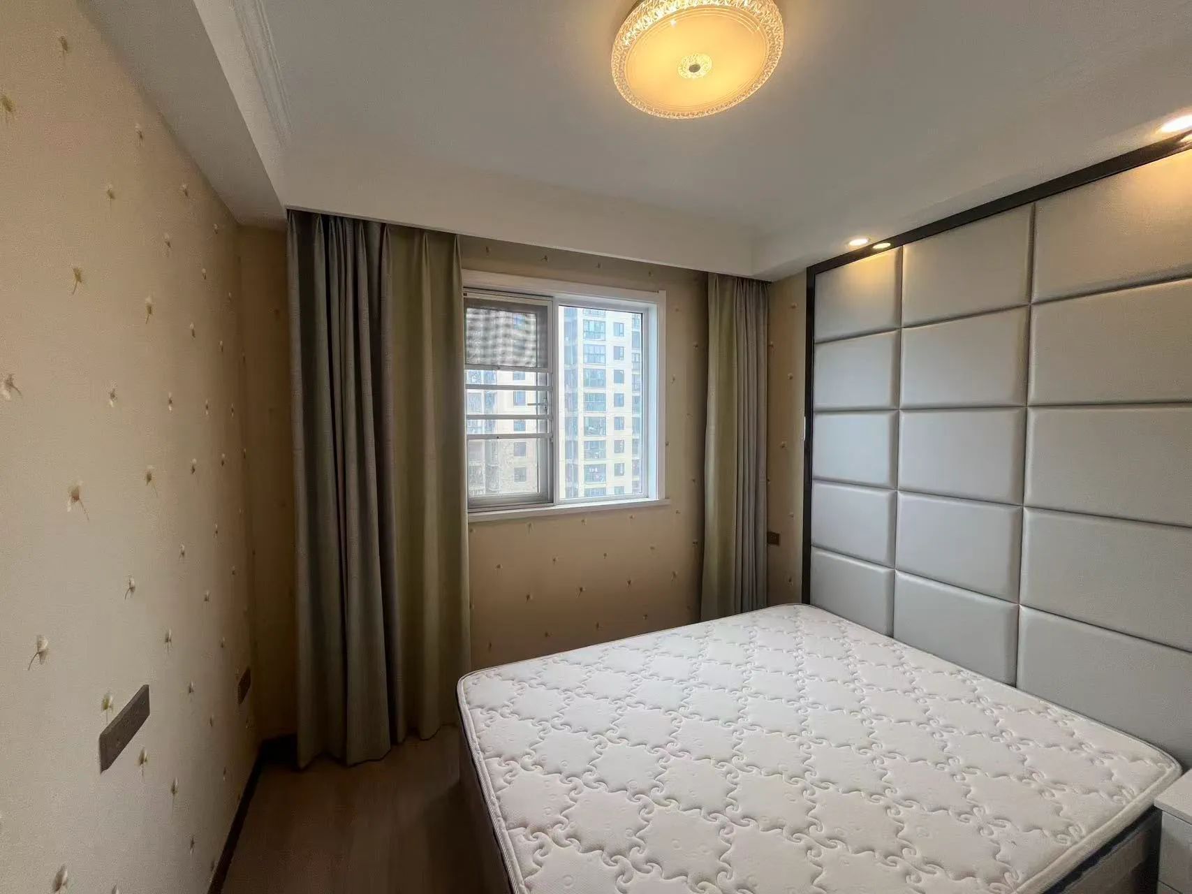 城西，满庭春，精装三房两厅两卫，成色新，电梯好楼层，证满二