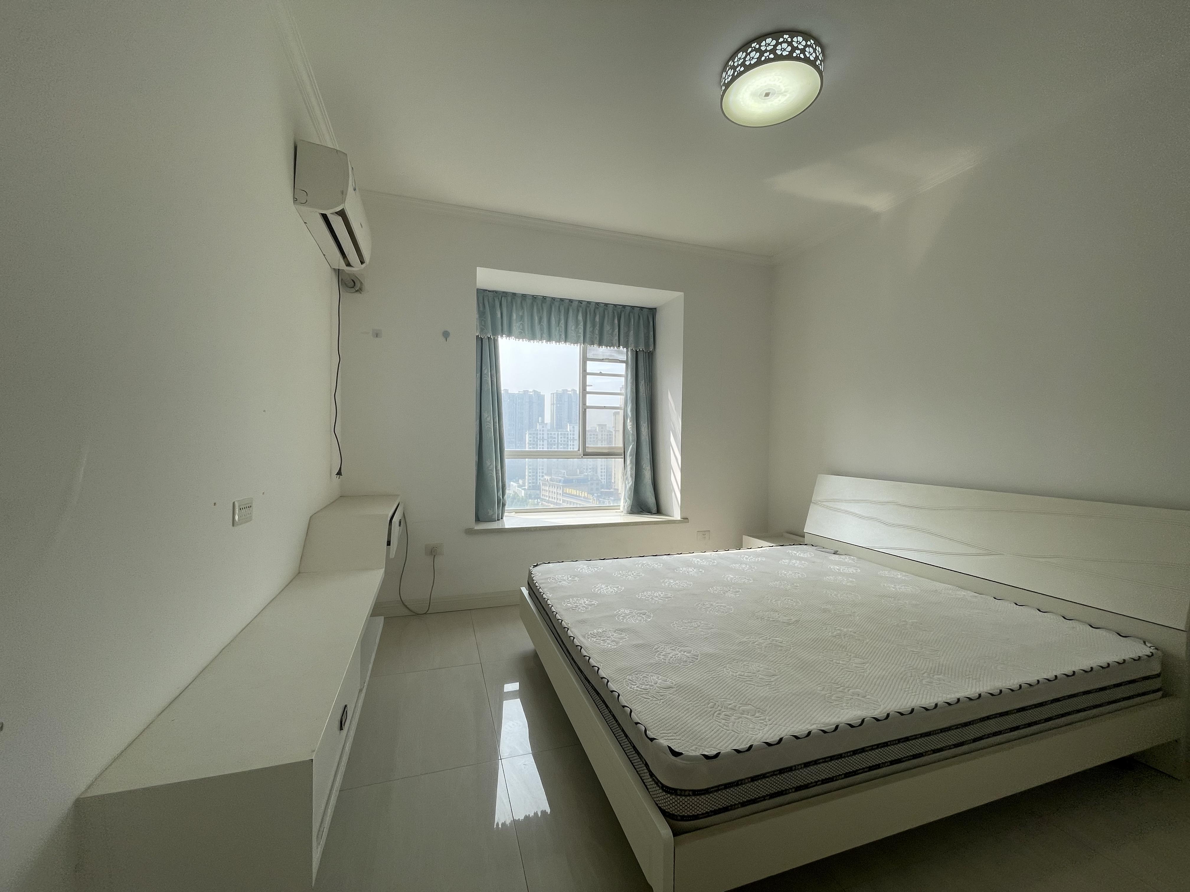 新城壹号新街3室2厅2卫精装修保养完好优价出售！