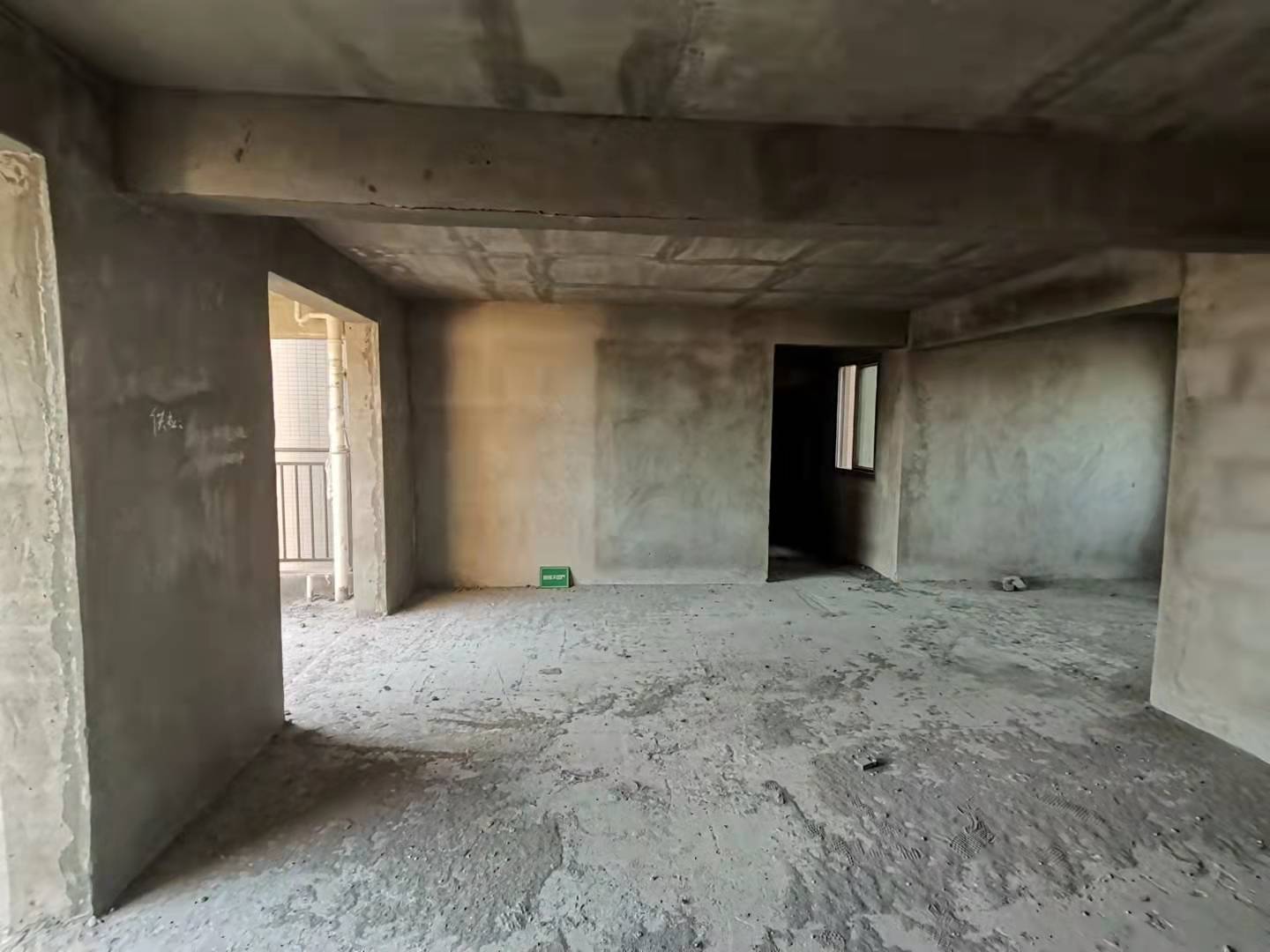 八中旁 沔阳学府园 毛坯大三房 户型方正 楼层好 诚意出售！