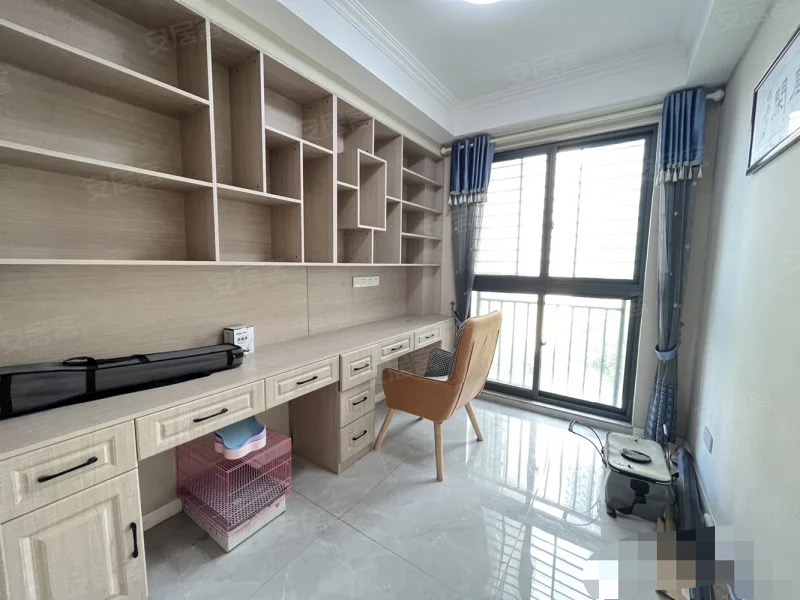 108，亏本急售，康湾一品，精装大4房，家装齐全，送一个地下车位，老证。