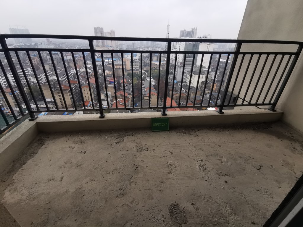 三合鑫城三合鑫城毛坯大四房商城附近中间楼层房东诚意出售