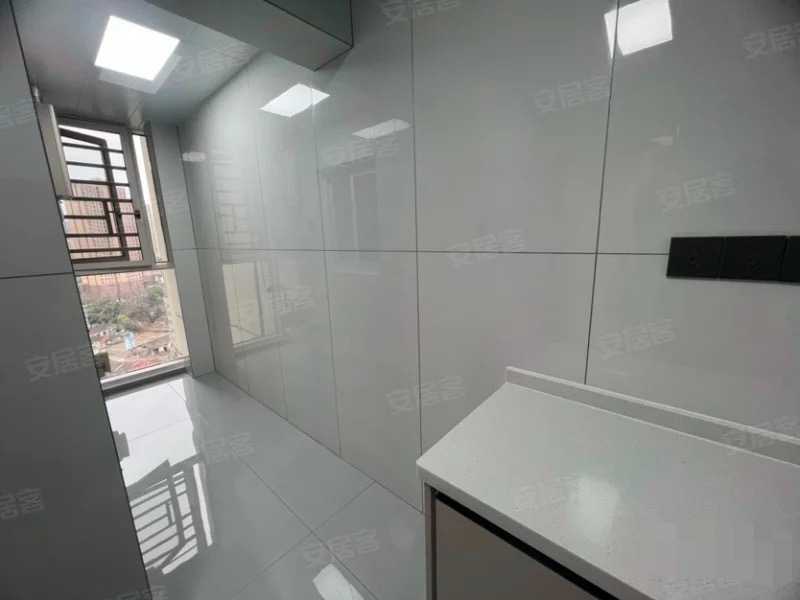 鸿昇现代城，全新装修，精装2房2卫，实验五小新三中​，满五，好楼层，全屋品牌