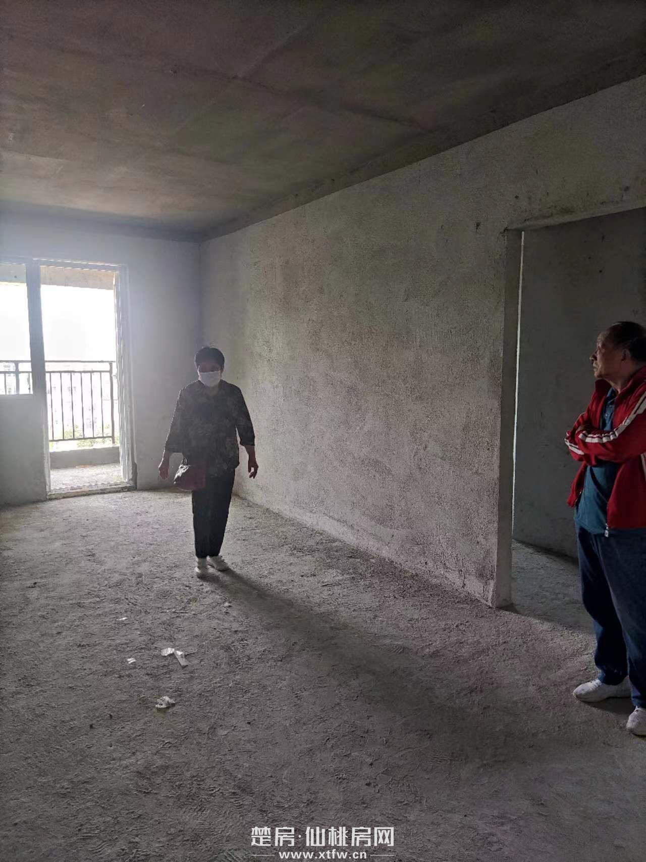 弘文中学旁的弘文花园新楼盘，毛坯新房，交通便利