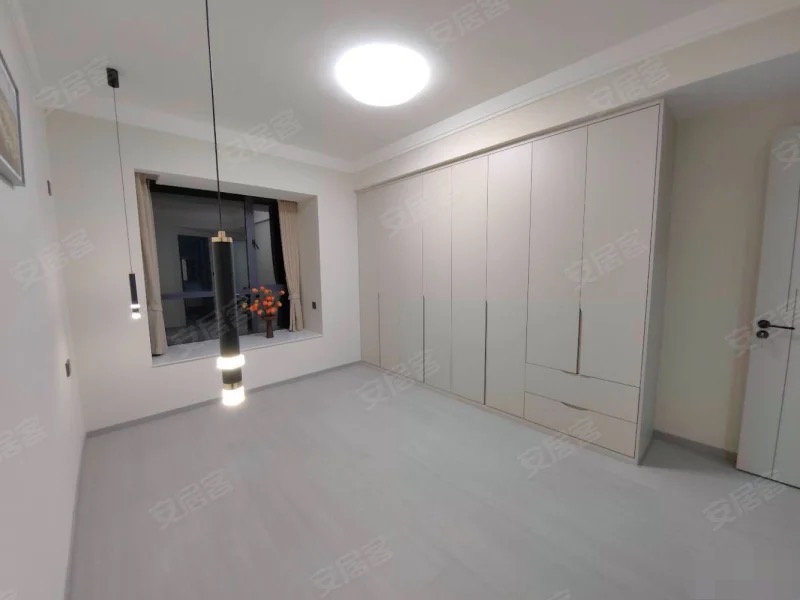 城西，精装大四房，双‬阳台，电梯小高层，全新装修，证满二