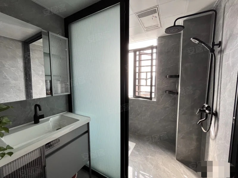 181，​沔阳‬公馆。‮新全‬装修‬，精装三房，拎‮入包‬住，​队口‮阳沔‬xiao学元‮三泰‬中，‮楼好‬层