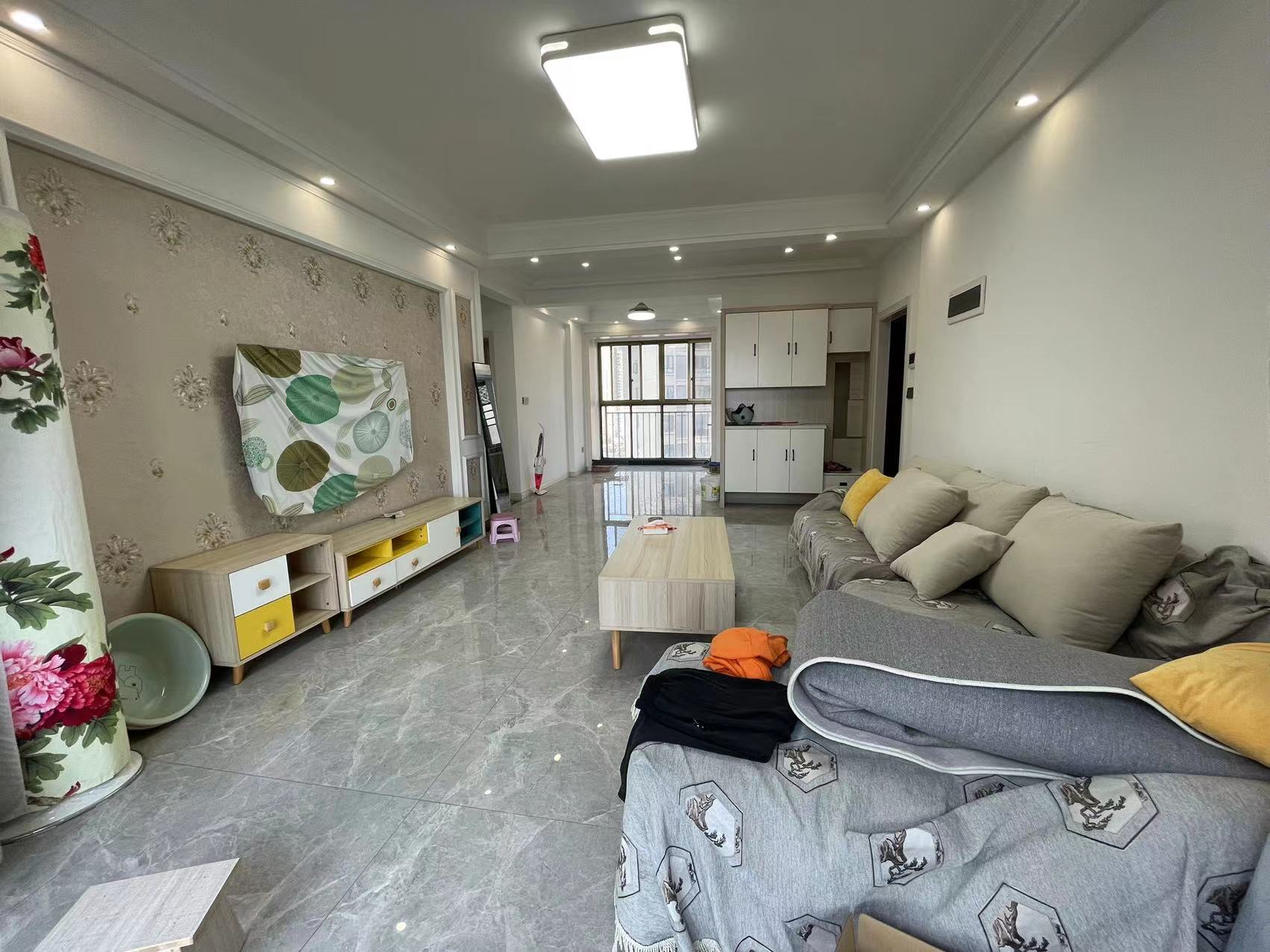 南国明珠精装三房，好楼层 采光视野到位的很，小区环境优美，上嶨近的很