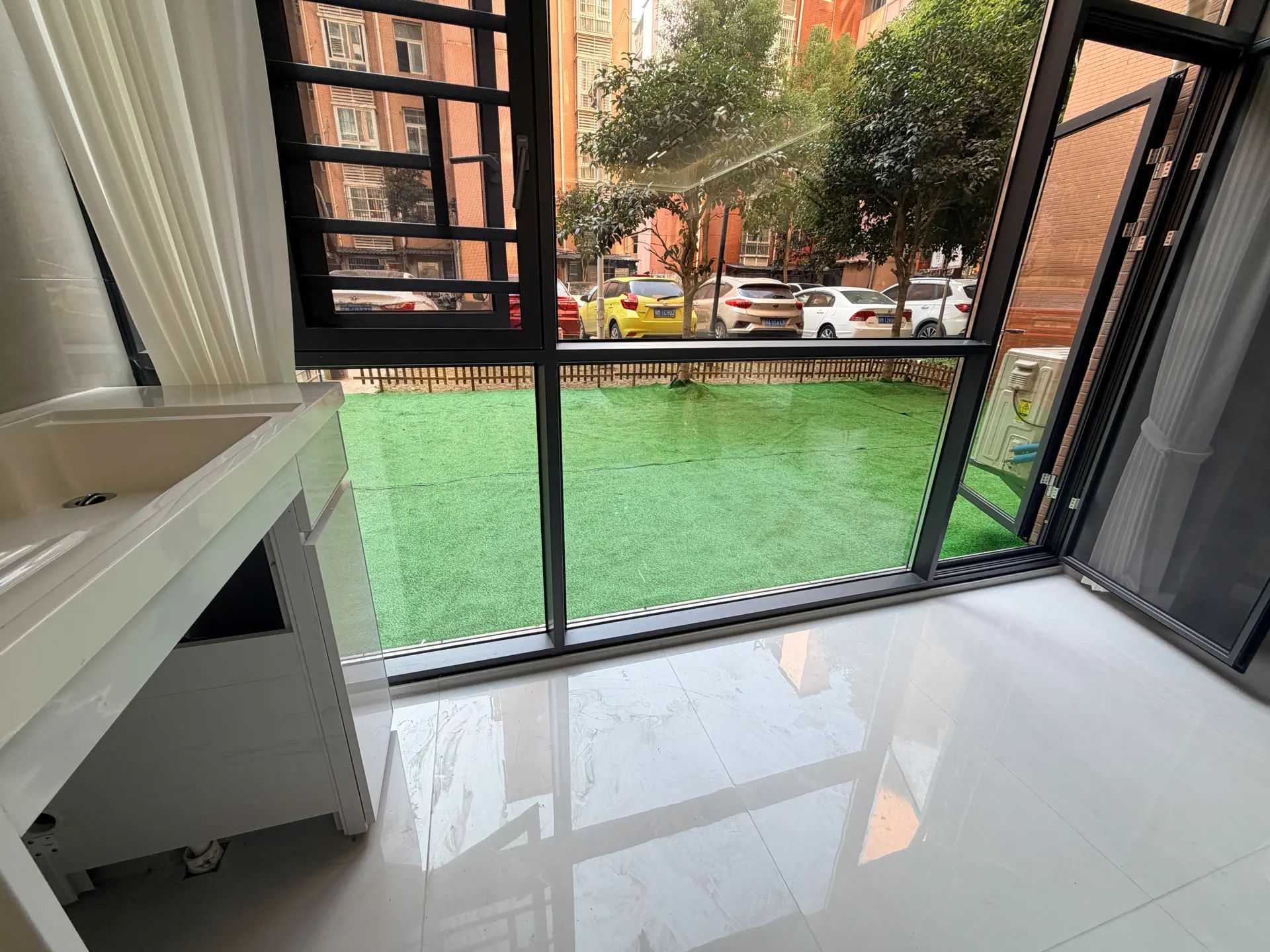 沔街上，紫金城，南向带院子，精装3房2卫，单价4千多，证满二