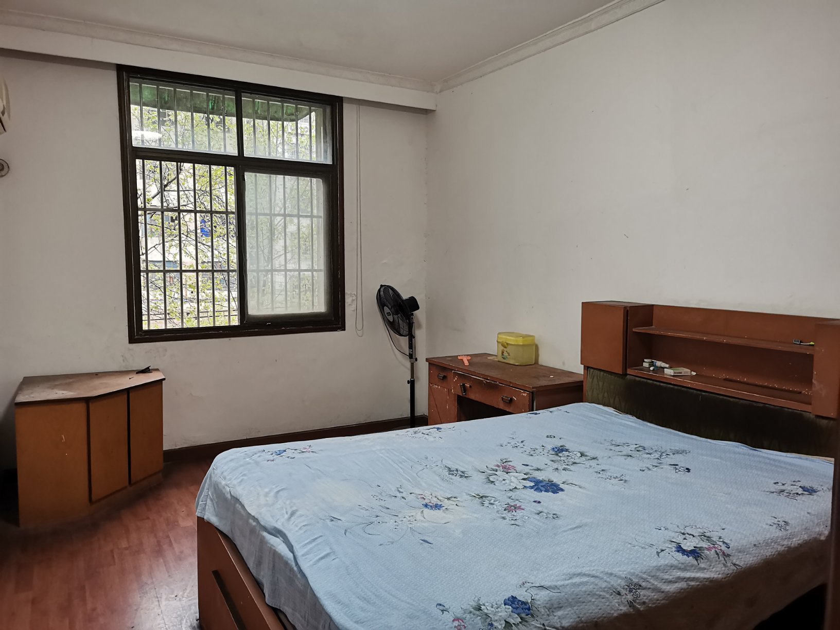 城东水产楼四中正对面步梯4楼3房带一书房支持按揭